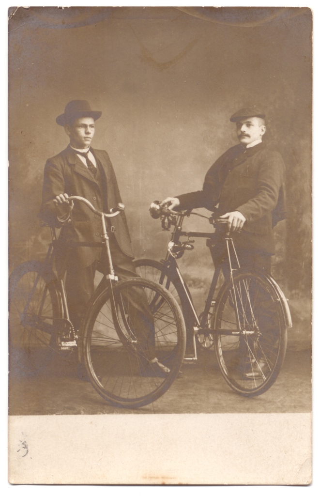Jan Wieringa en Jan Hammingh met fiets