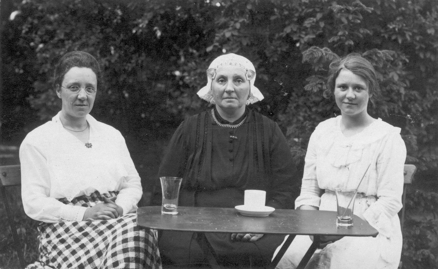 Schoonzuster en 2 oudste dochters van ds H.A. Dijkstra